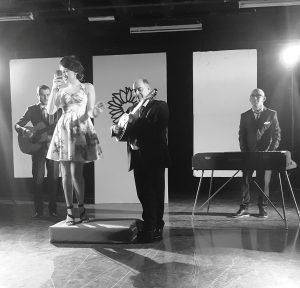 Les Au Revoir & Μανώλης Καραντίνης Backstage Photo